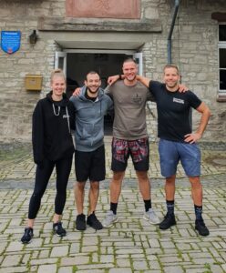 Gabriel mit den Trainern Nadia, Lukas und Josh nach dem Wettkampf "Ballern auf der Burg" von der CrossFit-Box Rockfit in Katlenburg.