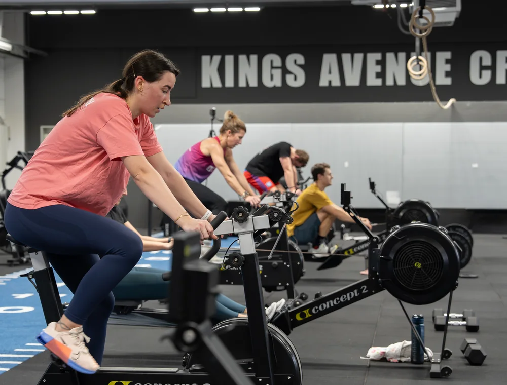 HYROX bei Kings Avenue CrossFit Trainingsgruppe auf Indoor-Bikes und Rudergeräten beim Ausdauertraining